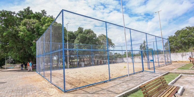 Governador visita obras de revitalização de estádio e autoriza calçamento de novas vias públicas em Barro Duro