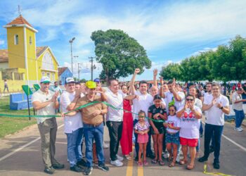 Em Buriti dos Lopes, governador inaugura asfalto em 26 ruas e estrada para Barra do Longá