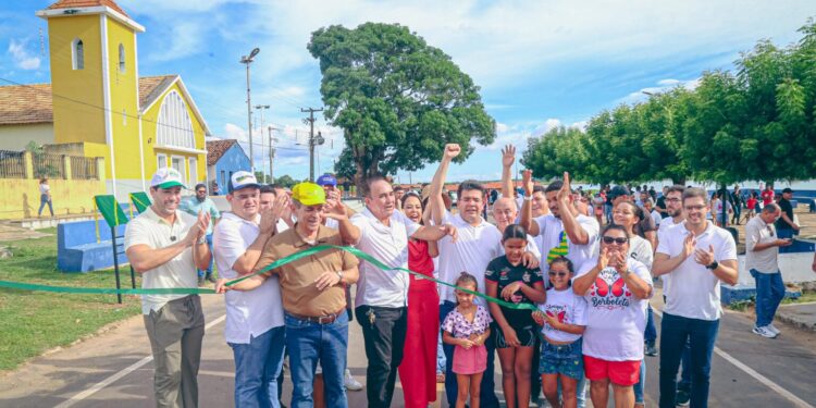 Em Buriti dos Lopes, governador inaugura asfalto em 26 ruas e estrada para Barra do Longá