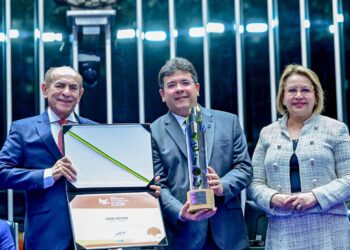 Governador recebe comenda do Senado por avanço do Piauí na alfabetização na idade certa