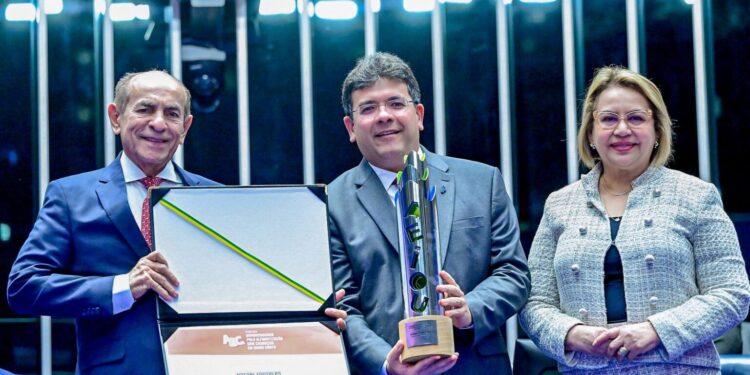 Governador recebe comenda do Senado por avanço do Piauí na alfabetização na idade certa
