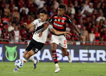 Vasco sai atrás, mas arranca empate com o Flamengo nos acréscimos pelo Brasileiro