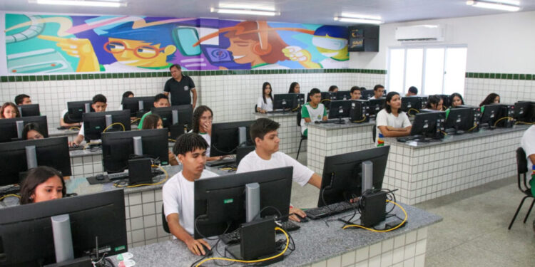 Governo do Piauí entrega escola  em Piracuruca e amplia qualidade de ensino em tempo integral