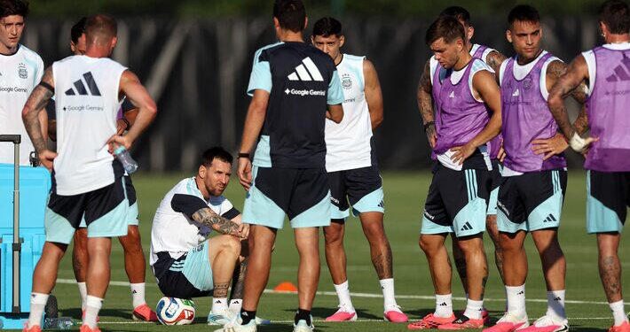 Argentina retorna ao topo do ranking da FIFA às vésperas da Copa e tenta quebrar maldição