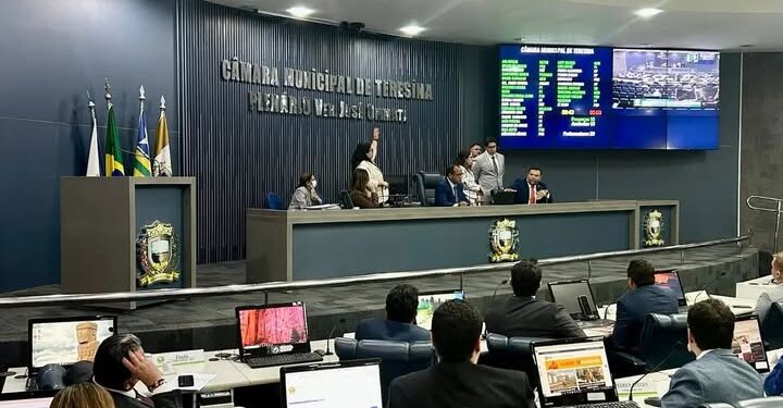 Câmara Municipal aprova PL que proíbe mulheres trans em banheiros femininos, em 2ª votação