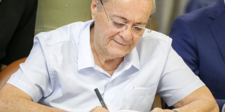 Prefeitura libera servidores na segunda (29) meio-dia para jogo do Brasil e antecipa salários