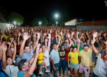 Joel Rodrigues é ovacionado por multidão em sua passagem por Curimatá