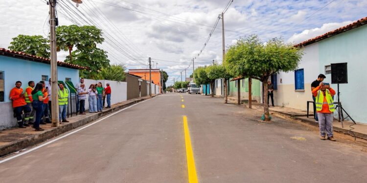 Em Altos, Governo do Piauí recupera 140 quilômetros de estradas vicinais e asfalta diversas ruas