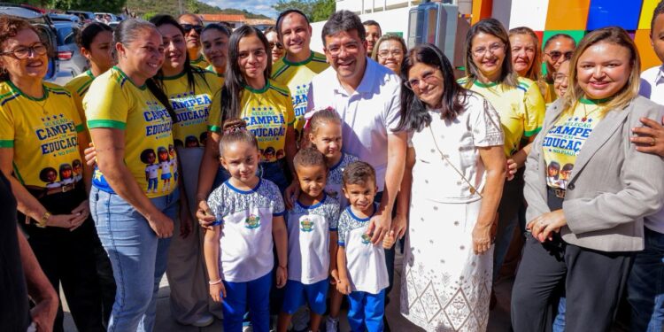 Governador entrega kit com mobília em Domingos Mourão; cidade é referência em educação e no acesso ao Saúde Digital