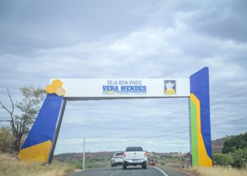 Governador inaugura asfaltamento de ruas em Vera Mendes e anuncia 14º salário para servidores de escola estadual