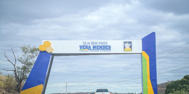 Governador inaugura asfaltamento de ruas em Vera Mendes e anuncia 14º salário para servidores de escola estadual