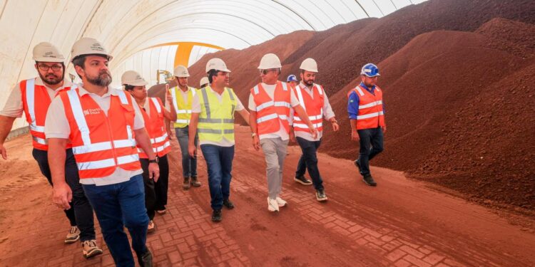 Governador visita Porto Piauí e destaca contagem regressiva para início da exportação de minério de ferro para a China