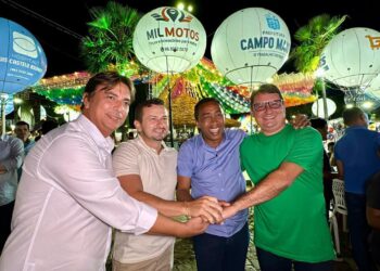 Joel Rodrigues tem contato direto com o povo durante festejos de Campo Maior