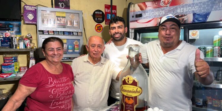 Draga Alana e Júlio César visitam lideranças e amigos do bairro Geovane Prado