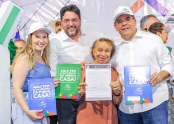Governador entrega 945 registros de imóveis e transforma em realidade o sonho de famílias na zona sudeste de Teresina