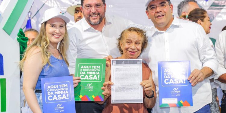 Governador entrega 945 registros de imóveis e transforma em realidade o sonho de famílias na zona sudeste de Teresina