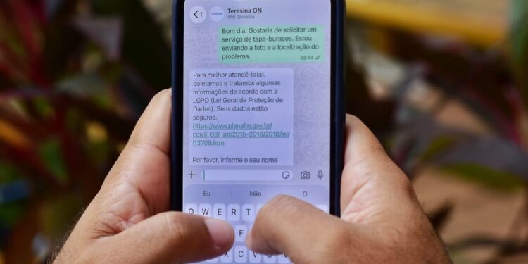 População pode solicitar serviços de tapa-buracos e informar problemas de iluminação pública pelo WhatsApp