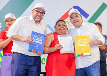 Governador entrega 867 registros de imóveis na zona sudeste de Teresina, somando mais de 13,5 mil