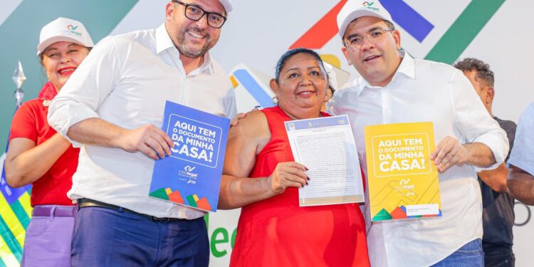 Governador entrega 867 registros de imóveis na zona sudeste de Teresina, somando mais de 13,5 mil