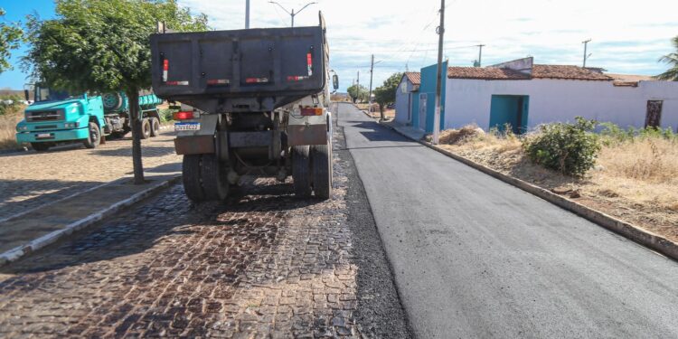 Governador visita obras de asfalto em Bela Vista e reforma de estádio em Campinas do Piauí