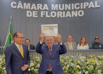Florentino Neto recebe Título de Cidadania Florianense pelos serviços prestados ao município