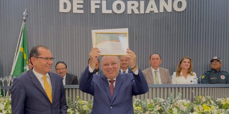 Florentino Neto recebe Título de Cidadania Florianense pelos serviços prestados ao município